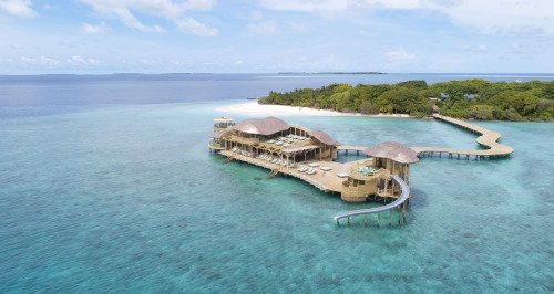 Внутри курорта для молодоженов на Мальдивах, заполненного водными горками Джо Джонаса и Софи Тернер