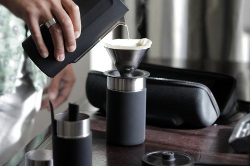 Готовьте кофе качества бариста в любом месте с помощью этого портативного набора