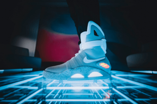 Как вы можете владеть кроссовками самозарядки Marty Mcfly Nike