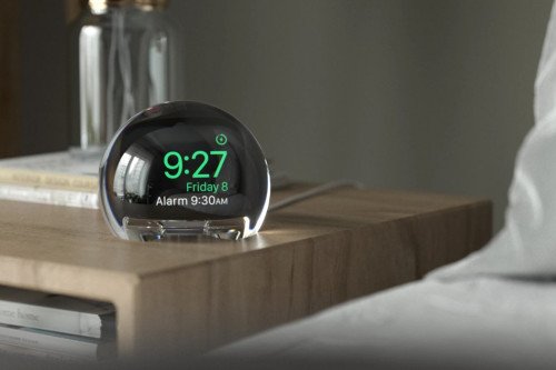Этот док-станция Apple Watch поставляется с массивным увеличительным стеклом, поворачивая экран часов в кристалл с временем Crystal ORB