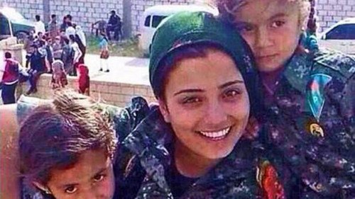 Курдская женщина дует в атаке против Исида и теперь является героем