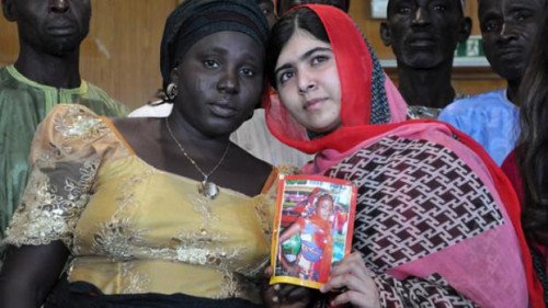 Малала отмечает день Малала с визитом в семьям нигерийских школьников