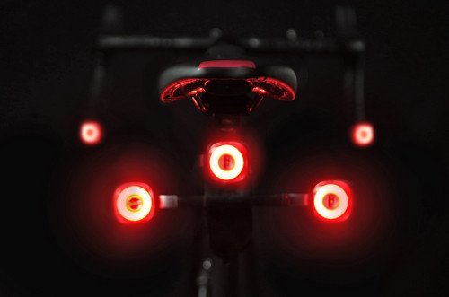 Этот крошечный велосипедный свет наносит мощный удар, оставляя вас видимыми, даже во время езды в темноте